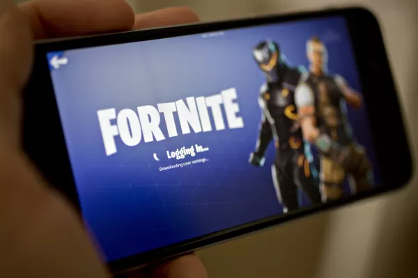 Fortnite ma ostatecznie powrócić do iPhone'ów w USA, prawie pięć lat po wyciągnięciu gry. Fotograf: Andrew Harrer/Bloomberg przez Getty Images.