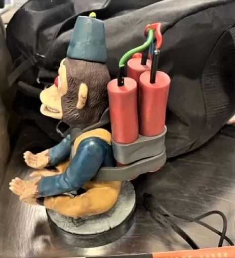 TSA advierte que no debes intentar volar con una figura de bomba de mono zombies de Call of Duty